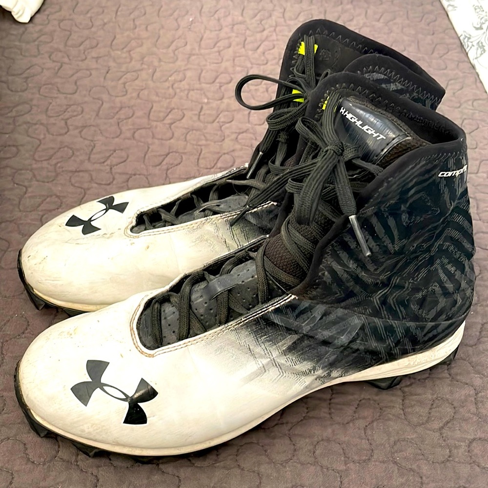 Under Armour football cleats SZ 10